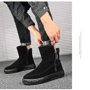 Detalle de botas de invierno para hombre en ante con forro cálido de felpa suave