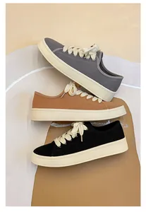 Sneakers in tela retrò da uomo mostrate in tre colori classici: grigio, marrone e nero.