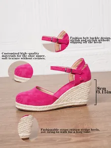 Vista dettagliata dei sandali con zeppa fucsia con tacco in paglia da 8 cm e fibbia