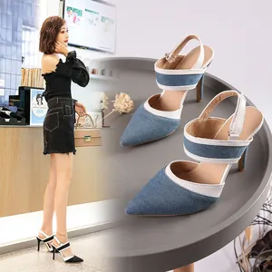 Elegantes sandalias de tacón de aguja en denim con punta fina y ribete blanco refinado.