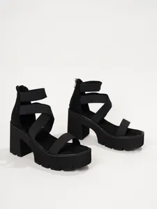 Vue détaillée des sandales à plateforme noires avec talons épais et brides élastiques