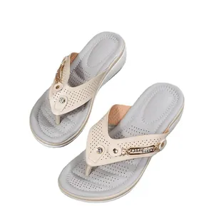 Infradito eleganti con zeppa beige da donna con fibbia in metallo e dettagli in strass