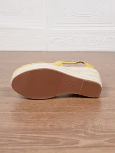 Detailansicht der Sohle einer gelben Espadrille-Keilsandalette mit Größe 37