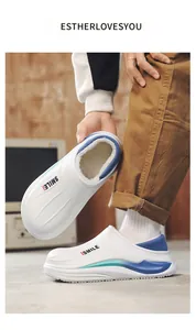 Gros plan de sabots d'hiver blancs doublés de polaire avec des touches de bleu ciel