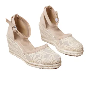 Alpargatas de cuña beige bordadas con flores y correa ajustable al tobillo para mujeres
