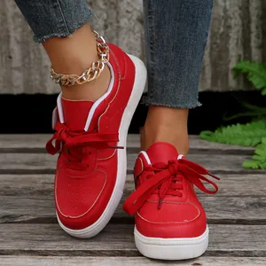 Stylische rote Damen-Sneaker mit flacher Sohle, Schnürung und weißen Kontrastsohlen für Alltag.