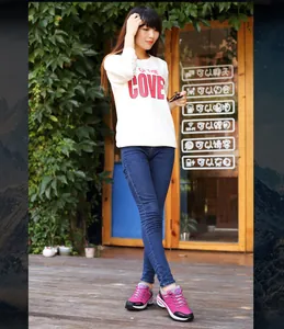 Modelo asiática luciendo zapatillas de deporte rosas en un entorno de estilo de vida