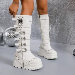 Vue détaillée de bottes blanches à plateforme avec boucles tête de mort argentées