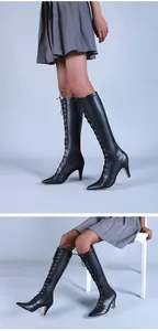 Détails de bottes hautes à lacets noires à talons hauts en positions debout et assise