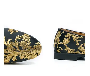 Detailansicht der aufwendigen goldenen Barockstickerei auf Luxus-Herrenloafers