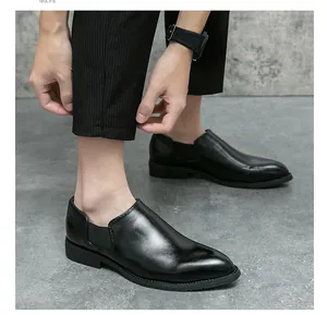 Seitenansicht der schwarzen spitzen Herren-Lederhalbschuhe zum Hineinschlüpfen