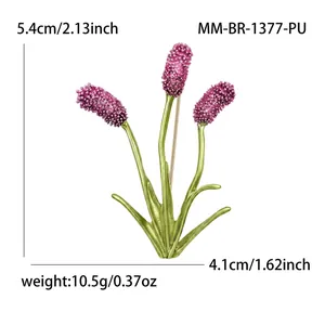 Vista detallada del broche Sanguisorba con cabezas de flores moradas y tallos verdes
