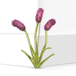 Primer plano detallado de un elegante broche de flor Sanguisorba morada con tallos verdes