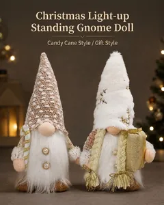 Vue détaillée de deux gnomes de Noël en peluche illuminés avec un éclairage chaud.