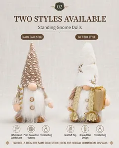 Deux gnomes de Noël debout en peluche avec canne à sucre et sac cadeau dorés