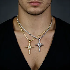 Nahaufnahme einer Hip-Hop-Zirkonia-Kreuzkette für Herren in Gold und Silber.