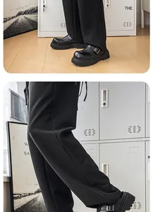 Vista detallada del elegante cuero negro y la hebilla de los mocassini de diseño para hombre.