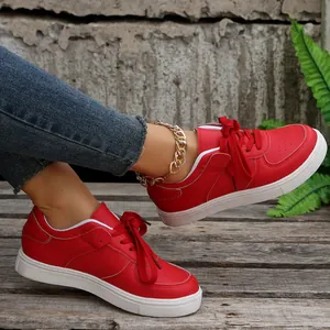 Detailansicht rote Freizeit-Sneaker zum Schnüren mit dekorativer Gliederkette am Knöchel
