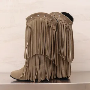 Detail der khakifarbenen Wildleder-Fransenstiefel mit silbernen Sternnieten.
