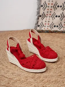 Sandalias de cuña tipo alpargata de encaje rojo con tiras al tobillo en alfombra bohemia