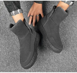 Detalle de las botas de invierno para hombre en gris oscuro con forro cálido de piel sintética
