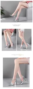 Silberne Glitzer-Pumps mit Blockabsatz und T-Riemchen für festliche Abendmode für Damen