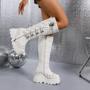 Vue détaillée de bottes hautes blanches à plateforme punk avec boucles.