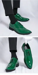 Detailansicht der glänzenden Textur grüner Lackleder-Derby-Schuhe mit Schnürung.