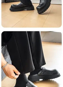 Primer plano de mocasines de plataforma de cuero negro estilo Birken con suela gruesa.