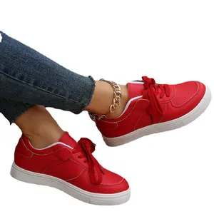 Stylische rote Damen Freizeitschuhe mit flacher weißer Gummisohle und klassischer Schnürung
