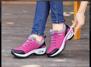 Vista detallada de las zapatillas con cámara de aire rosa para mujer en una terraza de madera