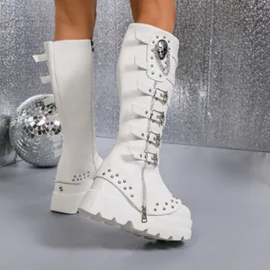 Vue détaillée de bottes hautes blanches à plateforme avec boucles et crânes métal