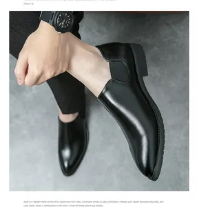 Detail von schwarzen Herren-Slippern aus Leder mit spitzer Kappe für das Business