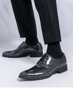 Vue détaillée de chaussures de ville en cuir verni noir brillant pour hommes, style pointu