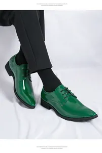 Detailansicht der modischen glänzend grünen Lackleder-Derbyschuhe für stilvolle Herren