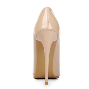 Vista trasera detallada de zapatos de tacón alto de charol nude con diseño elegante