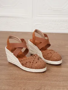 Sandalias con cuña de ganchillo marrón con suela de yute y correas elásticas