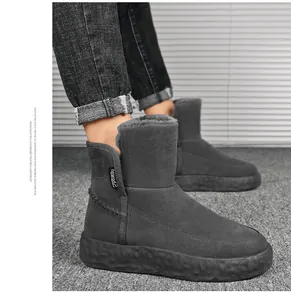 Vista detallada de las botas de invierno de ante gris para hombre con suela gruesa de EVA y forro.