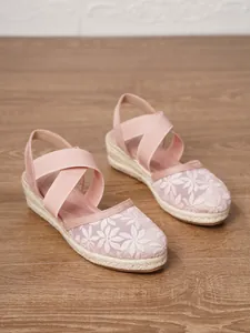 Elegantes alpargatas de cuña rosa para mujer con bordado floral y correas elásticas.