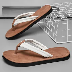Hochwertige Herren Strand-Flip-Flops mit braunem Fußbett und weißen gepolsterten Riemen