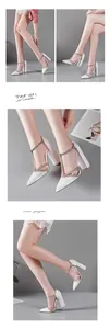 Detailansicht weißer Glitzer-Pumps mit T-Riemchen und Blockabsatz Spitze