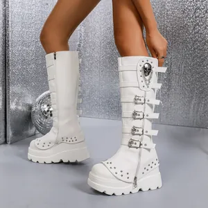 Vue détaillée de bottes punk à plateforme blanches avec boucles tête de mort et lanières
