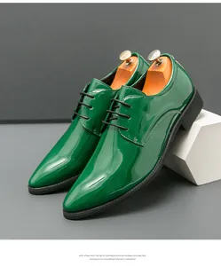 Nahaufnahme eleganter smaragdgrüner Derby-Schuhe aus Lackleder mit Hochglanz-Finish