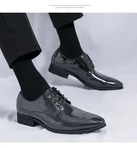 Détail de chaussures de ville en cuir verni noir brillant pour homme avec semelle EVA