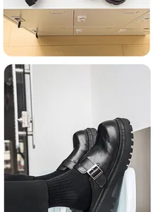 Primer plano de mocasines de cuero negro con hebilla y suela de plataforma gruesa