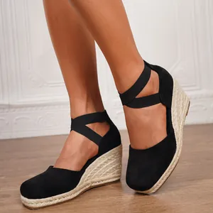 Elegantes sandalias de esparto con cuña negra, tiras cruzadas elásticas y plataforma
