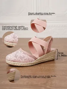 Detalle de las sandalias de esparto con cuña rosa, bordado de flores y tacón de 5 cm