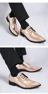 Nahaufnahme von glänzenden goldmetallischen Derby-Schuhen für Herrenmode