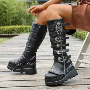 Gothic-Plateau-Stiefel in Schwarz mit Totenkopf-Schnallen und dekorativen Ketten-Elementen