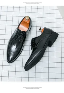 Vue détaillée de chaussures richelieu en cuir verni noir pour homme pour mariages formels.